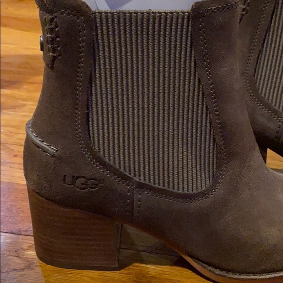 Never worn: Women’s UGG boot - Picture 2 of 6